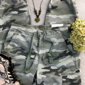 NEW AE Baggy Mom Camo Cargo Jogger Pants Size 8